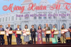 Trao tặng Bằng khen của Chủ tịch Ủy ban Nhân dân Thành phố cho các cá nhân kiều bào có thành tích xuất sắc trong phục vụ phát triển Thành phố. (Ảnh: Xuân Khu/TTXVN)