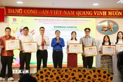 Các sinh viên, học viên Lào-Campuchia tiêu biểu năm 2025 được tuyên dương tại chương trình. (Ảnh: Thu Hương/TTXVN)