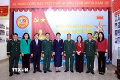 Lãnh đạo TTXVN và Sư đoàn Bộ binh 304 chụp ảnh chung tại Phòng truyền thống. (Ảnh: Tuấn Anh/TTXVN)