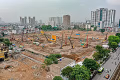 Tình trạng ô nhiễm khói bụi ở Hà Nội phát sinh từ hoạt động phá dỡ, thi công xây dựng diễn biến phức tạp. (Ảnh: Trung Nguyên/TTXVN)