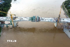Các đơn vị kiểm soát tiến độ các hạng mục, phấn đấu ngày 28/8/2025 hợp long cầu, cuối tháng 9 hoàn thành và thông xe cầu vào đầu tháng 10. (Ảnh: TTXVN phát)