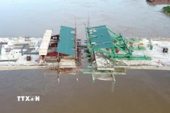 Cầu Phong Châu mới đang dần dần lộ diện, phấn hợp long vào đúng dịp Quốc khánh 2/9. (Ảnh: Tạ Toàn/TTXVN)