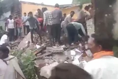 Hàng trăm người tập trung xung quanh công trình bị sập. (Nguồn: India Today)