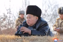 Nhà lãnh đạo Kim Jong Un giám sát vụ phóng tên lửa hành trình chiến lược trên vùng biển ngoài khơi bờ biển phía Tây Triều Tiên ngày 26/2/2025. (Ảnh: Yonhap/TTXVN)