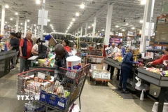 Người tiêu dùng mua sắm tại một trung tâm thương mại ở bang Virginia (Mỹ). (Ảnh: Ngọc Quang/TTXVN)