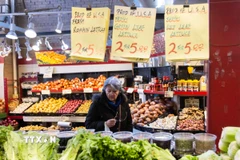 Người dân mua sắm tại siêu thị ở Toronto, Canada. (Nguồn: THX/TTXVN)