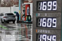 Giá xăng dầu được niêm yết tại trạm xăng ở Seoul, Hàn Quốc. (Nguồn: Yonhap/TTXVN)