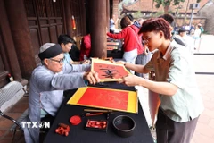 Người dân thủ đô xin chữ đầu năm tại Văn Miếu-Quốc Tử Giám (Hà Nội) là nét văn hóa truyền thống đặc sắc để cầu may mắn, trí tuệ và bình an. (Ảnh: Minh Đức/TTXVN)