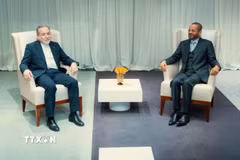 Ngoại trưởng Oman Sayyid Badr bin Hamad bin Hamood Albusaidi (phải) và người đồng cấp Iran Seyed Abbas Araghchi trong cuộc gặp tại Geneva (Thụy Sĩ), ngày 16/2/2026. (Nguồn: THX/TTXVN)