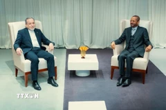 Ngoại trưởng Oman Sayyid Badr bin Hamad bin Hamood Albusaidi (phải) và người đồng cấp Iran Seyed Abbas Araghchi trong cuộc gặp tại Geneva (Thụy Sĩ), ngày 16/2/2026. (Nguồn: THX/TTXVN)