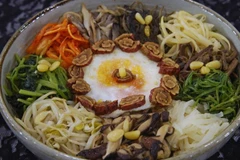 Sanchae bibimbap (bibimbap rau rừng) đang trở thành ngôi sao bởi nó sử dụng các loại rau rừng tự nhiên giàu dưỡng chất. (Nguồn: SCMP)
