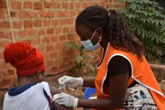 Nhân viên y tế tiêm vaccine phòng bệnh đậu mùa khỉ cho người dân tại Kampala, Uganda, ngày 1/2/2025. (Nguồn: THX/TTXVN)