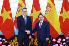 Thủ tướng Phạm Minh Chính và Thủ tướng Tây Ban Nha Pedro Sánchez chụp ảnh chung trước khi tiến hành hội đàm. (Ảnh: Dương Giang/TTXVN)