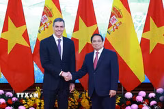Thủ tướng Phạm Minh Chính và Thủ tướng Tây Ban Nha Pedro Sánchez chụp ảnh chung trước khi tiến hành hội đàm. (Ảnh: Dương Giang/TTXVN)