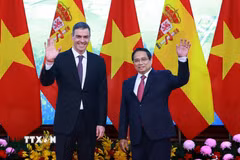 Thủ tướng Phạm Minh Chính và Thủ tướng Tây Ban Nha Pedro Sánchez chụp ảnh chung trước khi tiến hành hội đàm. (Ảnh: Dương Giang/TTXVN)