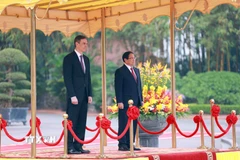 Thủ tướng Phạm Minh Chính và Thủ tướng Tây Ban Nha Pedro Sánchez nghe quân nhạc cử Quốc thiều hai nước. (Ảnh: Dương Giang/TTXVN)