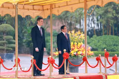 Thủ tướng Phạm Minh Chính và Thủ tướng Tây Ban Nha Pedro Sánchez nghe quân nhạc cử Quốc thiều hai nước. (Ảnh: Dương Giang/TTXVN)