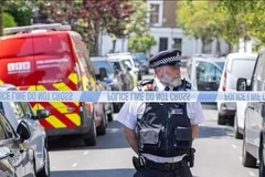 Cảnh sát phong tỏa khu vực quanh nhà riêng của Thủ tướng Anh Keir Starmer ở phía Bắc London, ngày 12/5/2025. (Ảnh: PA/TTXVN)