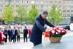 Tổng Bí thư Tô Lâm và Phu nhân cùng Đoàn Đại biểu Cấp cao Việt Nam đến đặt hoa tại Tượng đài Bác Hồ ở Quảng trường Hồ Chí Minh. (Ảnh: TTXVN phát)