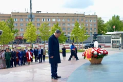 Tổng Bí thư Tô Lâm và Phu nhân cùng Đoàn Đại biểu Cấp cao Việt Nam đến đặt hoa tại Tượng đài Chủ tịch Hồ Chí Minh ở thủ đô Moskva. (Ảnh: TTXVN phát)