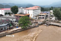 Cầu và đường bị hư hại do lũ lụt tại Thiên Tân, Trung Quốc. (Ảnh: THX/TTXVN)