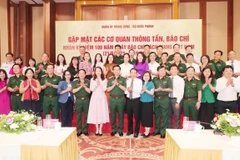 Đại tướng Phan Văn Giang, Ủy viên Bộ Chính trị, Phó Bí thư Quân ủy Trung ương, Bộ trưởng Bộ Quốc phòng, cùng lãnh đạo các cơ quan Thông tấn, báo chí và các phóng viên theo dõi, tuyên truyền mảng Quốc phòng-an ninh. (Ảnh: Trọng Đức/TTXVN)