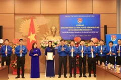 Ủy viên Dự khuyết Ban chấp hành Trung ương Đảng, Bí thư Thứ Nhất Ban chấp hành Trung ương Đoàn Thanh niên Cộng sản Hồ Chí Minh Bùi Quang Huy trao Quyết định Thành lập Đoàn Thanh niên Cộng sản Hồ Chí Minh Quốc hội. (Ảnh: Tuấn Anh/TTXVN)
