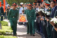 Nghi thức truy điệu, an táng 18 hài cốt liệt sỹ tại Nghĩa trang Liệt sỹ Đức Cơ, tỉnh Gia Lai. (Ảnh: Hoài Nam/TTXVN)
