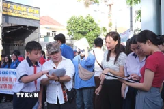 Thí sinh trước giờ thi tại điểm thi Trường Trung học cơ sở Đống Đa. (Ảnh: Thu Hoài/TTXVN)