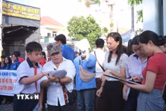 Thí sinh trước giờ thi tại điểm thi Trường Trung học cơ sở Đống Đa. (Ảnh: Thu Hoài/TTXVN)
