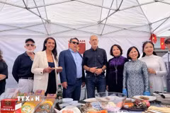Đại sứ Phạm Thị Thu Hương và bạn bè Hy Lạp tại Lễ hội “Nếm Ẩm thực-Piraeus 2025.” (Nguồn: Đại sứ quán Việt Nam tại Hy Lạp cung cấp)