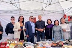 Đại sứ Phạm Thị Thu Hương và bạn bè Hy Lạp tại Lễ hội “Nếm Ẩm thực-Piraeus 2025.” (Nguồn: Đại sứ quán Việt Nam tại Hy Lạp cung cấp)