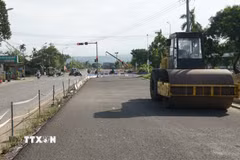 Thi công Dự án cải tạo, nâng cấp Quốc lộ 14B, đoạn qua Đà Nẵng có tổng mức đầu tư hơn 788 tỷ. (Ảnh: Hải Âu/TTXVN)