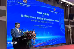 Chủ tịch Ủy ban Nhân dân tỉnh Phú Thọ Trần Duy Đông phát biểu tại hội nghị xúc tiến tại Thượng Hải, Trung Quốc. (Ảnh: TTXVN phát)