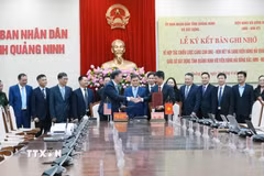 ễ ký bản ghi nhớ hợp tác chiến lược. (Ảnh: Văn Đức/TTXVN)