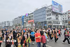 Người dân Quảng Ninh hưởng ứng Ngày chạy Olympic "Vì sức khỏe toàn dân - Vì an ninh Tổ quốc." (Ảnh: Thanh Vân/TTXVN)