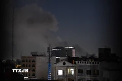 Khói bốc lên tại Tehran, Iran ngày 1/3/2026. (Nguồn: THX/TTXVN)