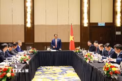 Thủ tướng Phạm Minh Chính với Đại sứ Việt Nam tại một số nước trong khu vực Đông Nam Á. (Ảnh: Dương Giang/TTXVN)