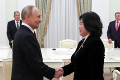 Tổng thống Nga Vladimir Putin và Bộ trưởng Ngoại giao Triều Tiên Choe Son Hui (Nguồn: Sputnik/Reuters)