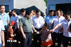 Trong chuyến công tác tại Miền Trung, ngày 1/3/2026, Thủ tướng Phạm Minh Chính đã đến thăm, chúc Tết nhân dân Khu Tái định cư xã Tuy An Tây, phía Đông tỉnh Đắk Lắk. Khu Tái định cư được triển khai cấp thiết trong “Chiến dịch Quang Trung” thần tốc xây dựng lại, sửa chữa nhà ở cho các gia đình có nhà bị thiệt hại do thiên tai, bão lũ vừa qua tại miền Trung. (Ảnh: Dương Giang/TTXVN)