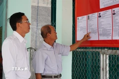Cử tri xem tiểu sử tóm tắt của người ứng cử đại biểu Hội đồng Nhân dân xã Tân Hồng (Đồng Tháp), nhiệm kỳ 2026-2031. (Ảnh: Nhựt An/TTXVN)