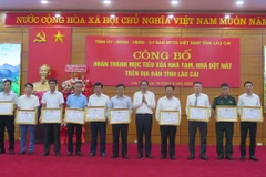 Các tập thể có thành tích xuất sắc trong thực hiện phong trào "Chung tay xóa nhà tạm, nhà dột nát trên địa bàn tỉnh Lào Cai đến năm 2025" được nhận Bằng khen của Chủ tịch Ủy ban Nhân dân tỉnh Lào Cai. (Ảnh: Hương Thu/TTXVN)