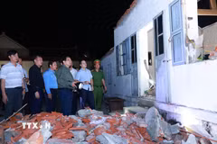 Thủ tướng Phạm Minh Chính thăm, chỉ đạo công tác khắc phục hậu quả của bão số 10 tại xã Quỹ Nhất. (Ảnh: Dương Giang/TTXVN)