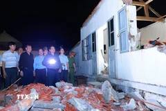 Tối 30/9, Thủ tướng Phạm Minh Chính đã đến tỉnh Ninh Bình (khu vực tỉnh Nam Định cũ) thăm, động viên nhân dân và kiểm tra công tác khắc phục hậu quả, ổn định đời sống nhân dân bị ảnh hưởng nặng nề do bão số 10 (Bualoi) và hoàn lưu của bão gây ra. (Ảnh: Dương Giang/TTXVN)