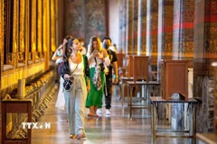Khách du lịch tham quan Chùa Wat Pho ở Bangkok, Thái Lan. (Ảnh: THX/TTXVN)