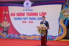 Phát biểu tại lễ kỷ niệm, Phó Thủ tướng Chính phủ Lê Thành Long đề nghị Bộ Giáo dục và Đào tạo, Ủy ban Nhân dân thành phố Hà Nội, đội ngũ giáo viên tiếp tục nỗ lực triển khai hiệu quả các chủ trương, đường lối, chính sách, pháp luật của Đảng, Nhà nước về phát triển giáo dục. (Nguồn: Báo Chính phủ)