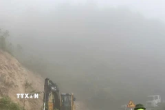 Khối lượng đất đá sạt lở là khoảng 1000m3 tại Km 76+650m trên quốc lộ 4D thuộc xã Sơn Bình, huyện Tam Đường. (Ảnh: TTXVN phát)