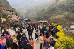 Các điểm du lịch nổi tiếng trên Cao nguyên đá Đồng Văn (Hà Giang) thu hút đông đảo du khách trong ngày đầu Xuân. (Ảnh: TTXVN phát)