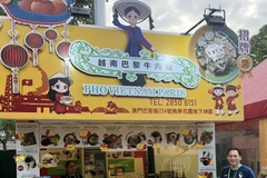 Gian hàng bán các món ăn truyền thống của Việt Nam tại lễ hội. (Nguồn: TTXVN phát)