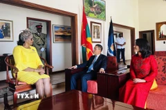 Toàn quyền Grenada Cecile La Grena tiếp Đại sứ Việt Nam tại Venezuela kiêm nhiệm Grenada Vũ Trung Mỹ và phu nhân. (Nguồn: ĐSQ cung cấp)